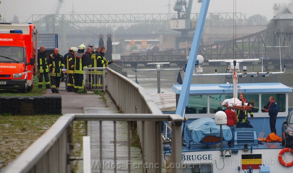 Bergung von Schiff Koeln Deutz nach Internistischen Notfall BF Koeln P02.JPG